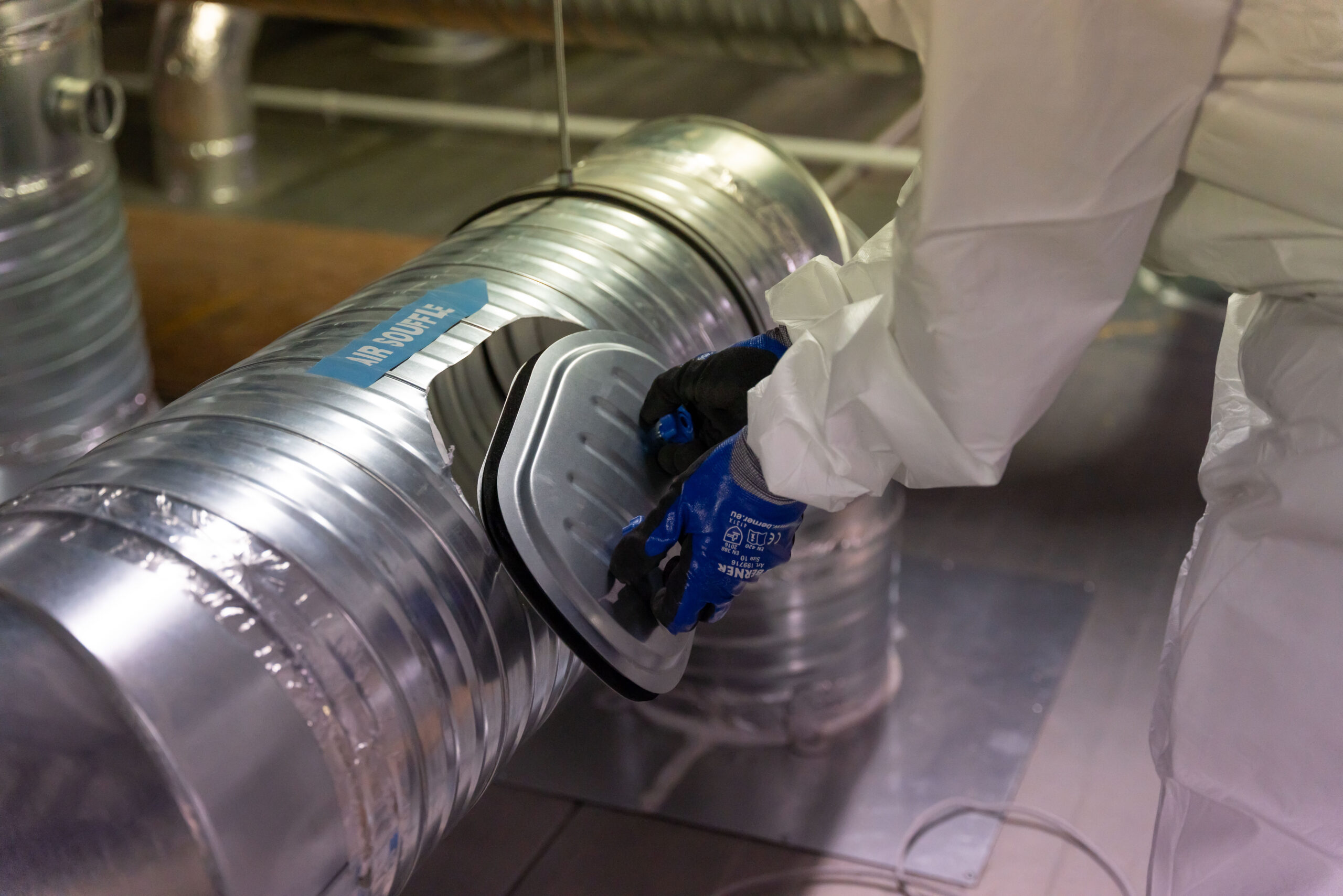 installation d'une trappe d'accès d'un réseau de ventilation